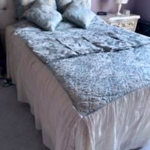 9 Piece Queen Bedspread Set with Shams, Throw Pillows and 4 Valances - Picture 4 of 9